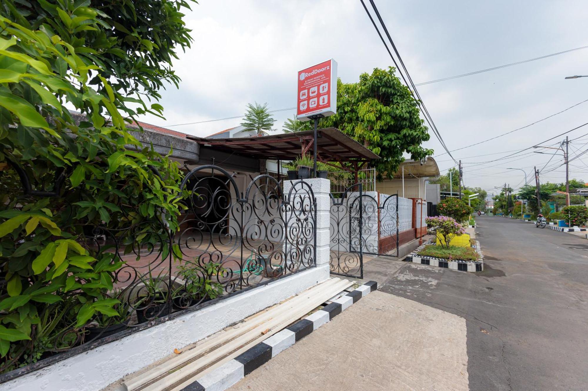 Reddoorz At Osuko Residence Sukomanunggal Jaya Surabaya Eksteriør billede